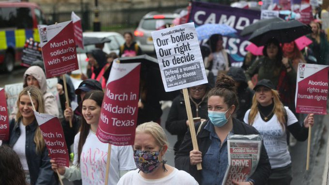 ABD’nin Teksas eyaletinde kadınların hamileliklerinin 6. haftasından sonra kürtaj olmalarını yasaklayan yasanın yürürlüğe girmesi İngiltere’de protesto edildi.