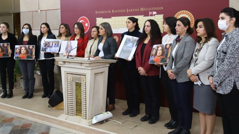 HDP Kadın Meclisi Sözcüsü Ayşe Acar Başaran, katledilen Garibe Gezer’in failinin havuz medyanın yaptığı haber ile itiraf edildiğini vurguladı