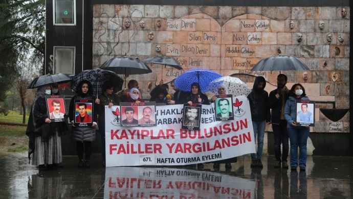 Diyarbakir 671’inci haftasında da Koşuyolu Parkı’ndaki Yaşam Hakkı Anıtı önünde bir araya geldi.