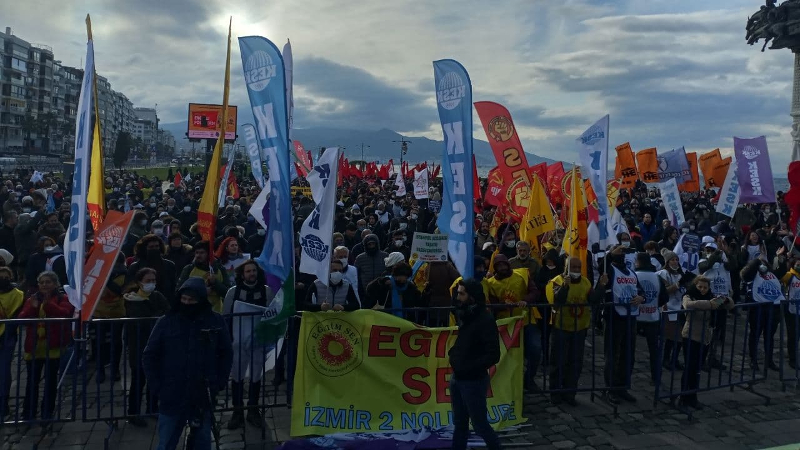 “Geçinemiyoruz” diyen işçi ve emekçiler KESK’in çağrısıyla İzmir Gündoğdu meydanında bir araya geldi.