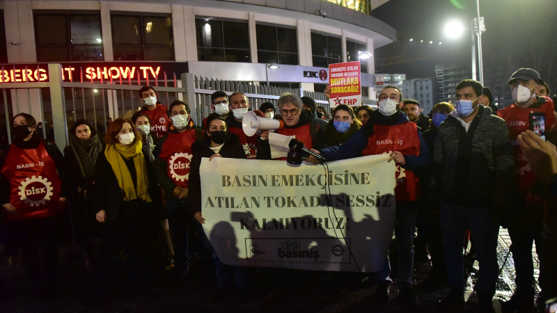 İHA muhabiri Ahmet Demir’e tokat atan Muharrem Sarıkaya’yı Haber Türk’ün önünde protesto