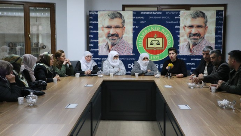 Katledilen tutsaklar için “intihar etti” yalanına inanmadıklarının altını çizen aileler, tüm kamuoyuna dayanışma çağrısı yaptı.