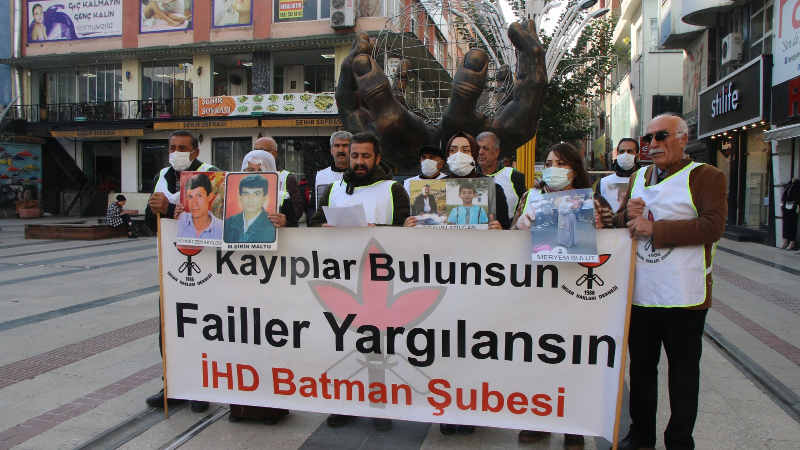 İHD Batman , “Kayıplar bulunsun failler yargılansın” şiarıyla düzenlediği eylemler 506. haftasında. Gülistan Doku’nun akıbeti soruldu.