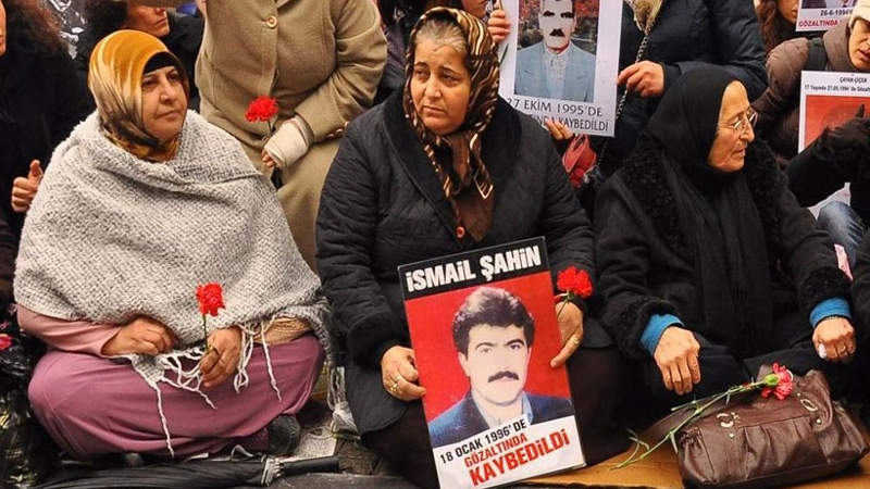 Galatasaray’da büyüdüklerini söyleyen Sibel Şahin, “Annemi kanser değil bu adaletsizlik öldürdü” dedi.