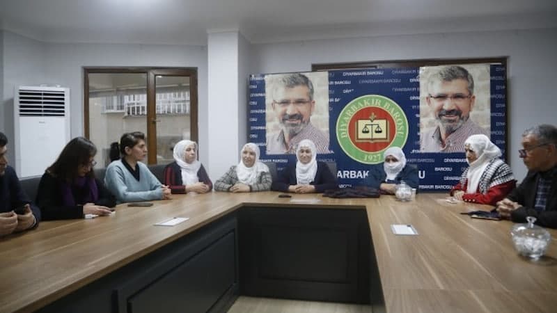 Hasta tutsakların ailelerinin Diyarbakır ve Van barolarında başlattığı Adalet Nöbetleri devam ediyor.