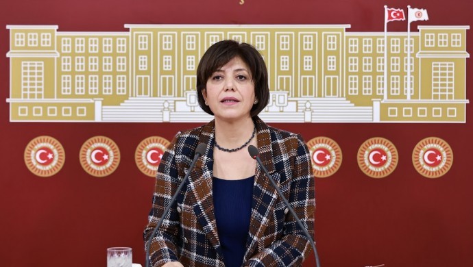 Beştaş, “Yara mina bedewe” şarkısını söyleyerek, “Kürtçe yasaklanamaz” dedi.