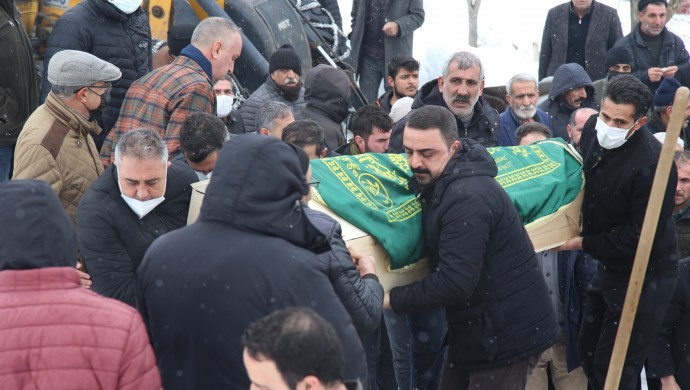 Cezaevi’nde yaşamını yitiren Bilgin’in , memleketi Bingöl’de kitlesel törenle defnedildi.
