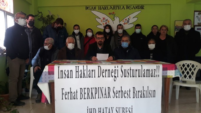 İHD Şubesi Ferhat Berkpınar’ın gözaltına alınmasını protesto etti.
