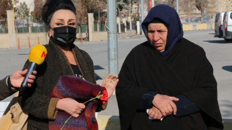 Emine Şenyaşar’a Cumartesi Anneleri’nin hediyesi olan atkı ve karanfili verdi.