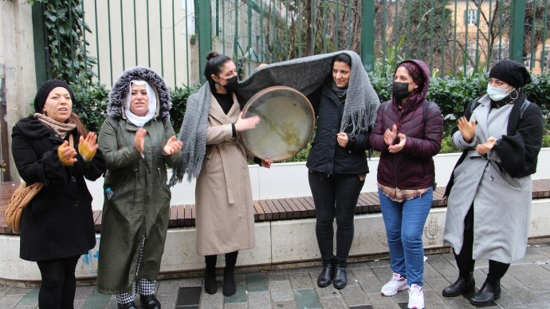 Kürtçe müziğin engellendiği İstiklal Caddesi’nde, şarkılarla protesto eylemi gerçekleştirdi.