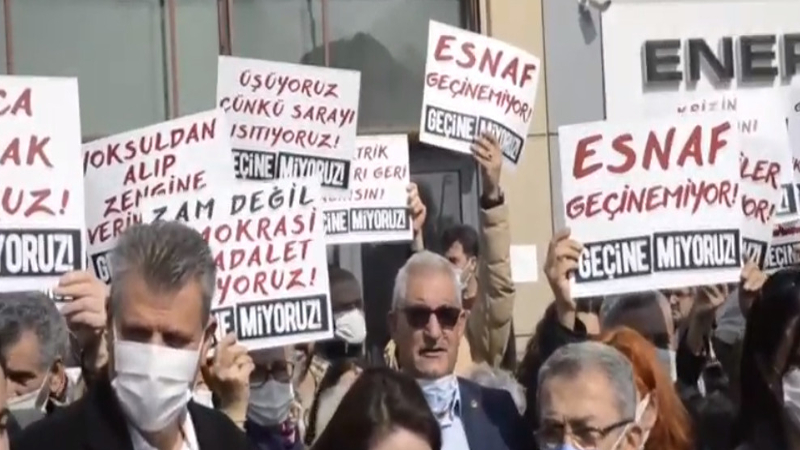 Geçinemiyoruz Platformu Toroslar EnerjiSa önünde zamları protesto etti.