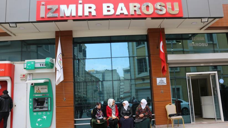 Hasta tutsak yakınlarının İzmir Barosu önünde başlattıkları Adalet Nöbeti ikinci gününde