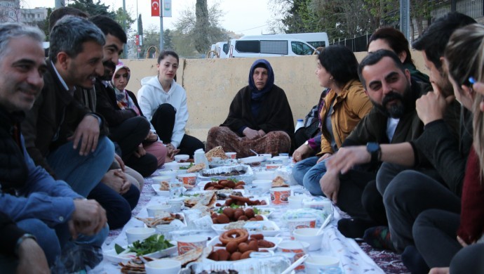 Adalet sofrası”nı bugün İHD Urfa Şubesi ziyaret etti.