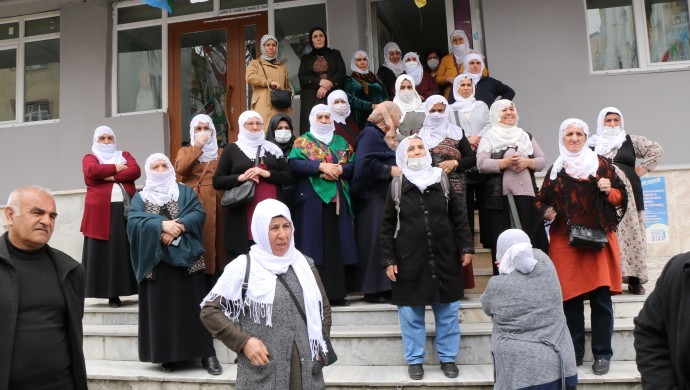 Barış Anneleri İnisiyatifi, Barzani’ye “Elini kanımızdan çek” diyerek tepki gösterdi.