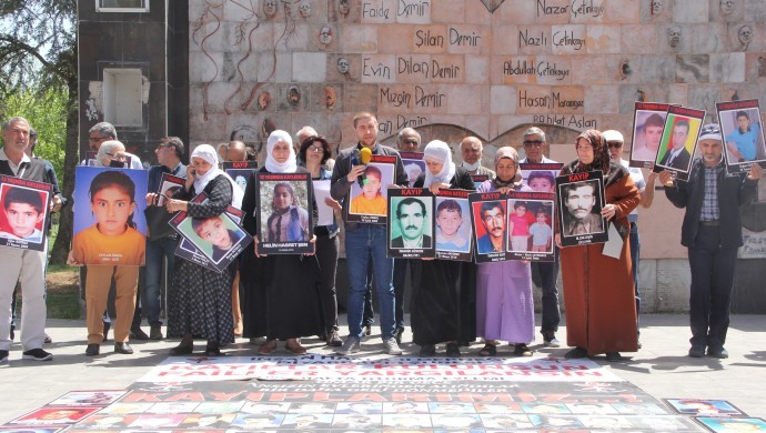 İHD Diyarbakır ve Batman şubeleri ile kayıp yakınları , katledilen çocukları andı
