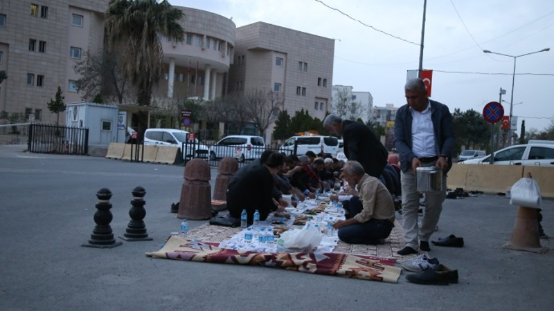 Ayşe Sürücü Adalet Nöbeti’nin 395. gününde Şenyaşar ailesinin iftarına misafir oldu.