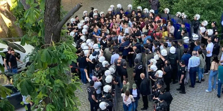 Boğaziçi Üniversitesi’ndeki Onur Yürüyüşü’ne polis müdahalesi: Çok sayıda gözaltı var