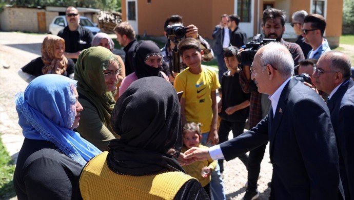 Kılıçdaroğlu, “Türkiye’nin gerçeği bu, ‘bu ülkede açlık yok’ diyenler gelip görsün” dedi.