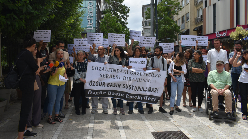 Özgür basın emekçileri, 22 basın emekçisinin serbest bırakılmasını istedi.
