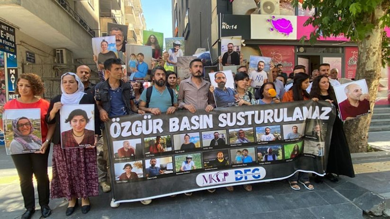 Gazeteciler, meslektaşları serbest bırakılana kadar mücadele devam edeceklerini vurguladı.
