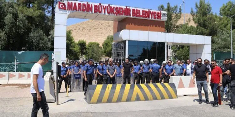 Mardin Belediyesi’nde 7 personelin işten çıkarılmasına gerekçe yapılan belgelerin sahte çıktığı ortaya çıktı.