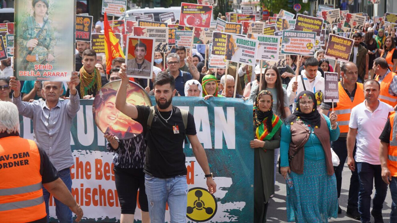 On binler işgal ve kimyasal saldırılarına karşı yürüyüdü