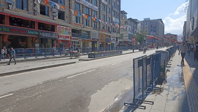 Erdoğan’ın Van’a yapacağı ziyaret öncesi, yollar trafiğe kapatıldı, sokaklara zırhlı araç konumlandırıldı
