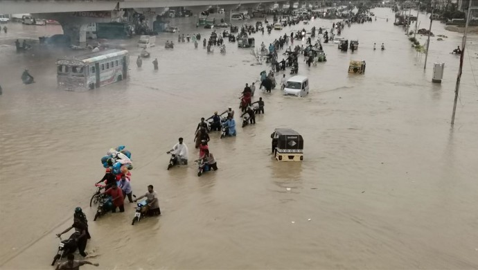Pakistan şiddetli yağışlar sonucu hayatını kaybedenlerin sayısı 76’ya çıktı.