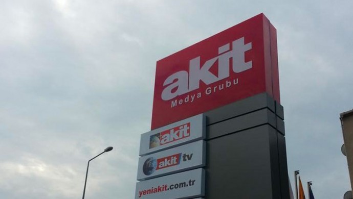 Ahlak Yoksunu Yeni Akit Gazetesine tepki yağdı