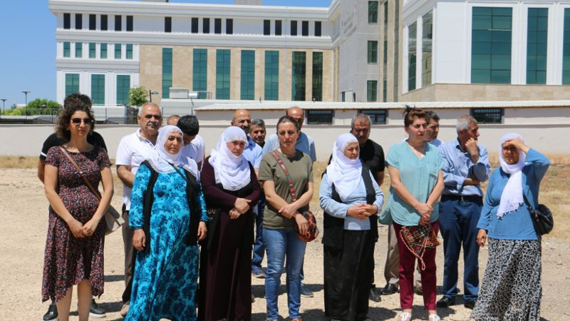 Tutsak yakınları, tutsaklara uygulanan zulüm kabul etmediklerini söyledi.