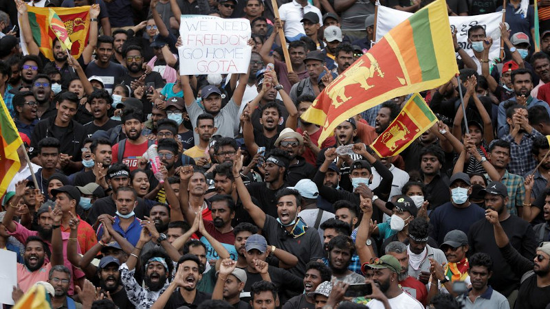 Gotabaya Rajapaksa’nın ülkeden kaçtığı doğrulanırken, ülkede OHAL ilan edildi.