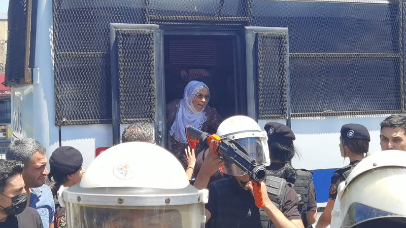 İstanbul Adliyesi önünde açıklama yapmak isteyen anneler yine darp edilerek gözaltına alındı.