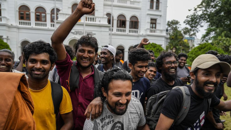 Ülkeden kaçan Sri Lanka Devlet Başkanı Gotabaya Rajapaksa’nın istifası resmi olarak parlamentoya sunuldu ve kabul edildi.