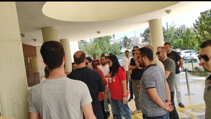Şenyaşar ailesinin adliye binası girişinde oturması 3 gündür engelleniyor