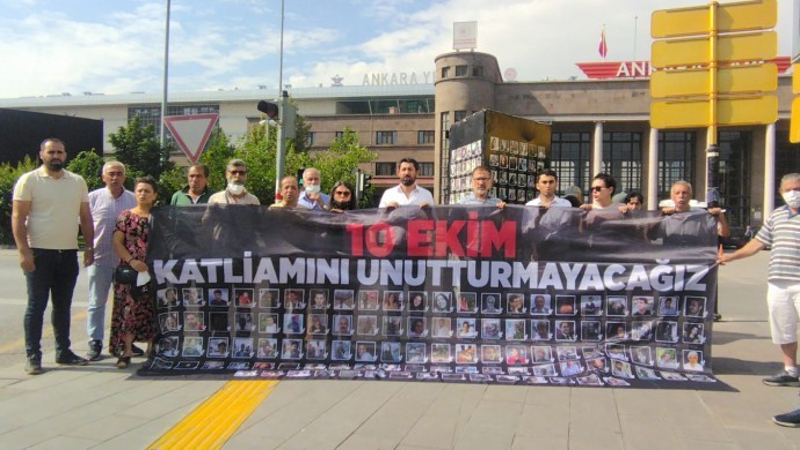 Katledilen 104 kişi için Tren Garı önünde Anma