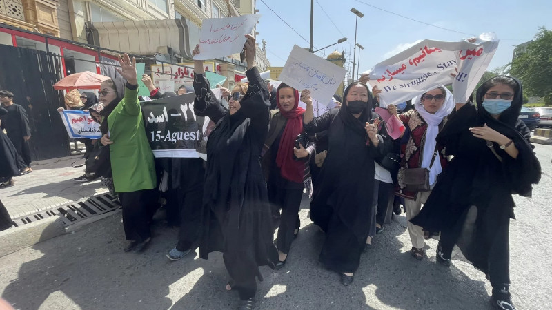 Kadınlar Taliban’a direnmeye devam ediyor