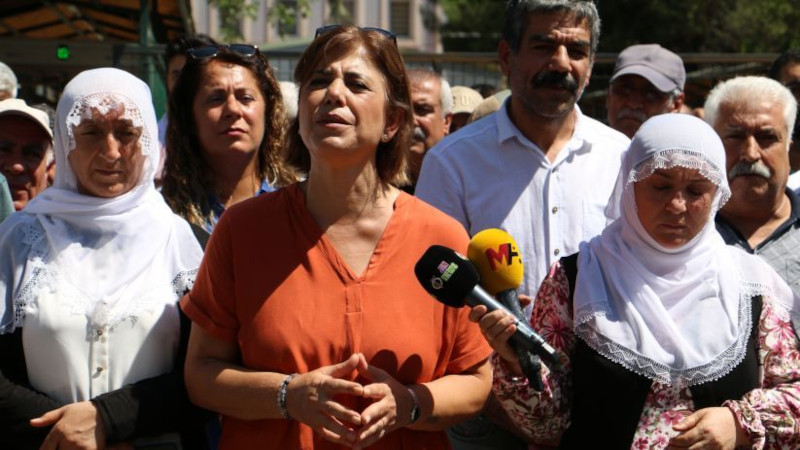 Beştaş tutsak yakınlarının nöbetinde: