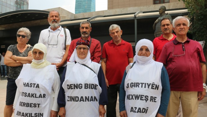 İzmir Adliyesi önünde eylem yapan aileleri, adalet arayışlarının süreceği mesajını verdi.