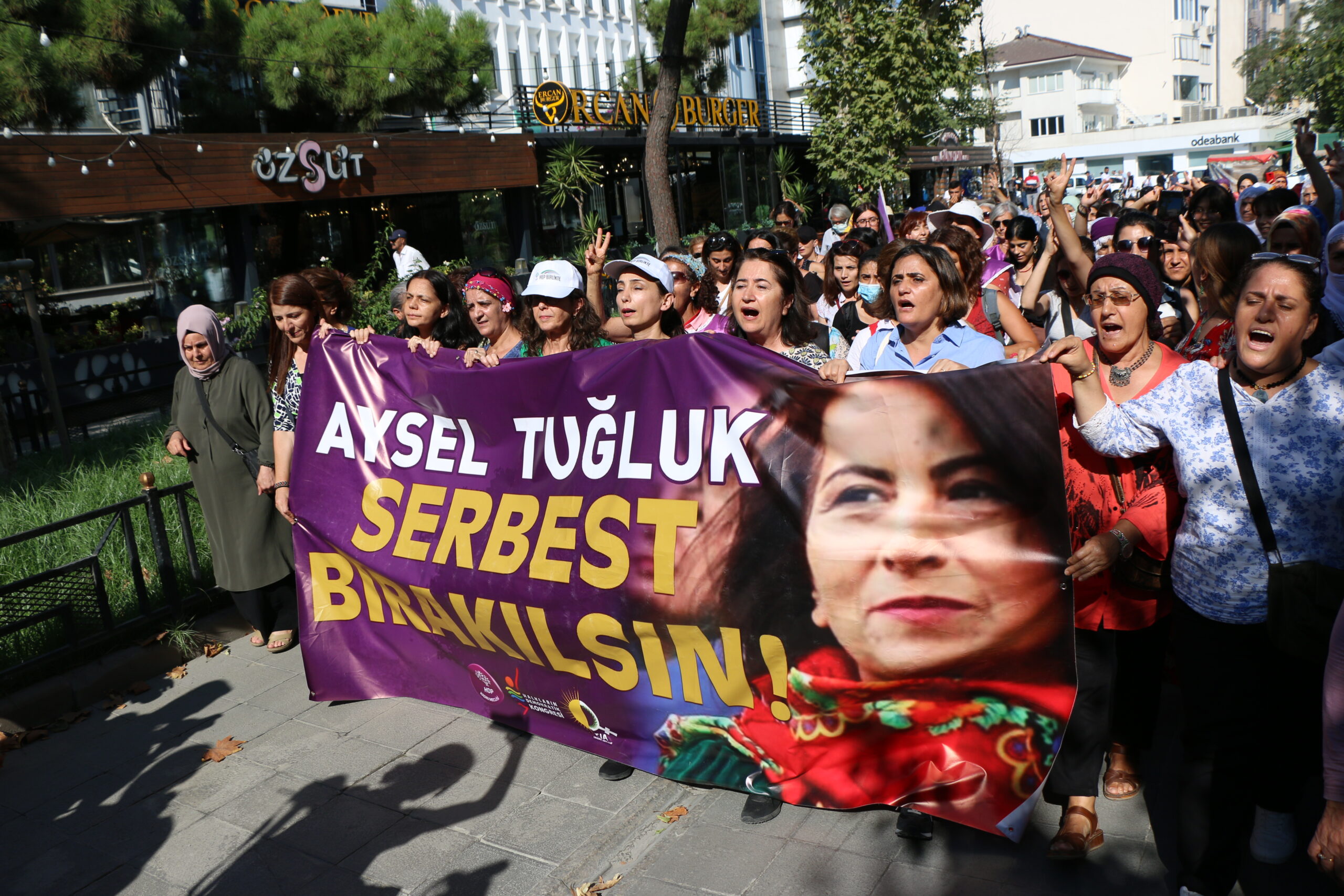 Kartal Meydanı’nda binler, hep bir ağızdan çözümün HDP olduğunu haykırdı.