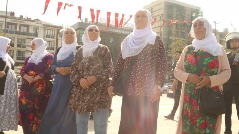 Tutsak yakınları bir kez daha işkenceyle gözaltına alındı