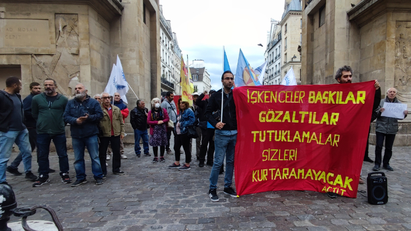 Paris’te, gözaltında sistematik işkenceye uğrayan üç devrimci için eylem yaptı.