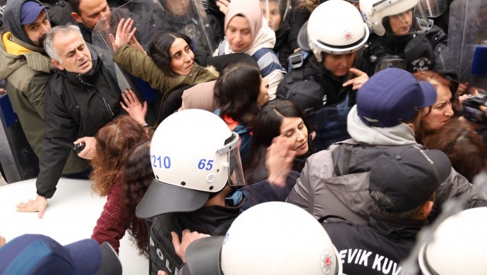 25 Kasım Kadına Yönelik Şiddete Karşı Uluslararası Mücadele Gününde Kadınlara  polis şiddeti
