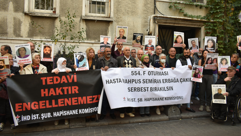 İHD İstanbul Şubesi önünde 554’üncü F oturmasını gerçekleştirdi.